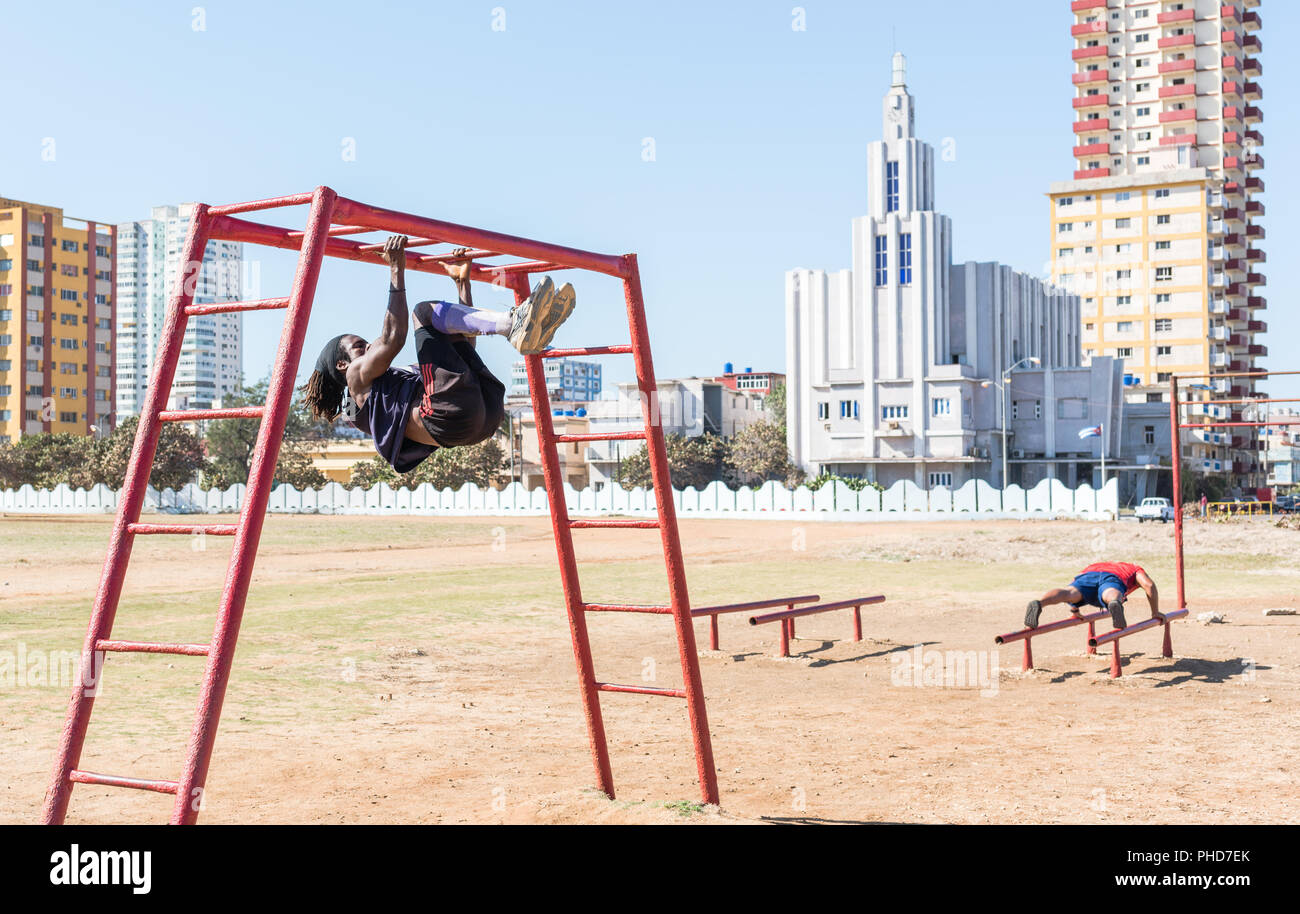 Kubanischen Athleten Zug auf outdoor Fitnessgeräte in Havanna, Kuba Stockfoto