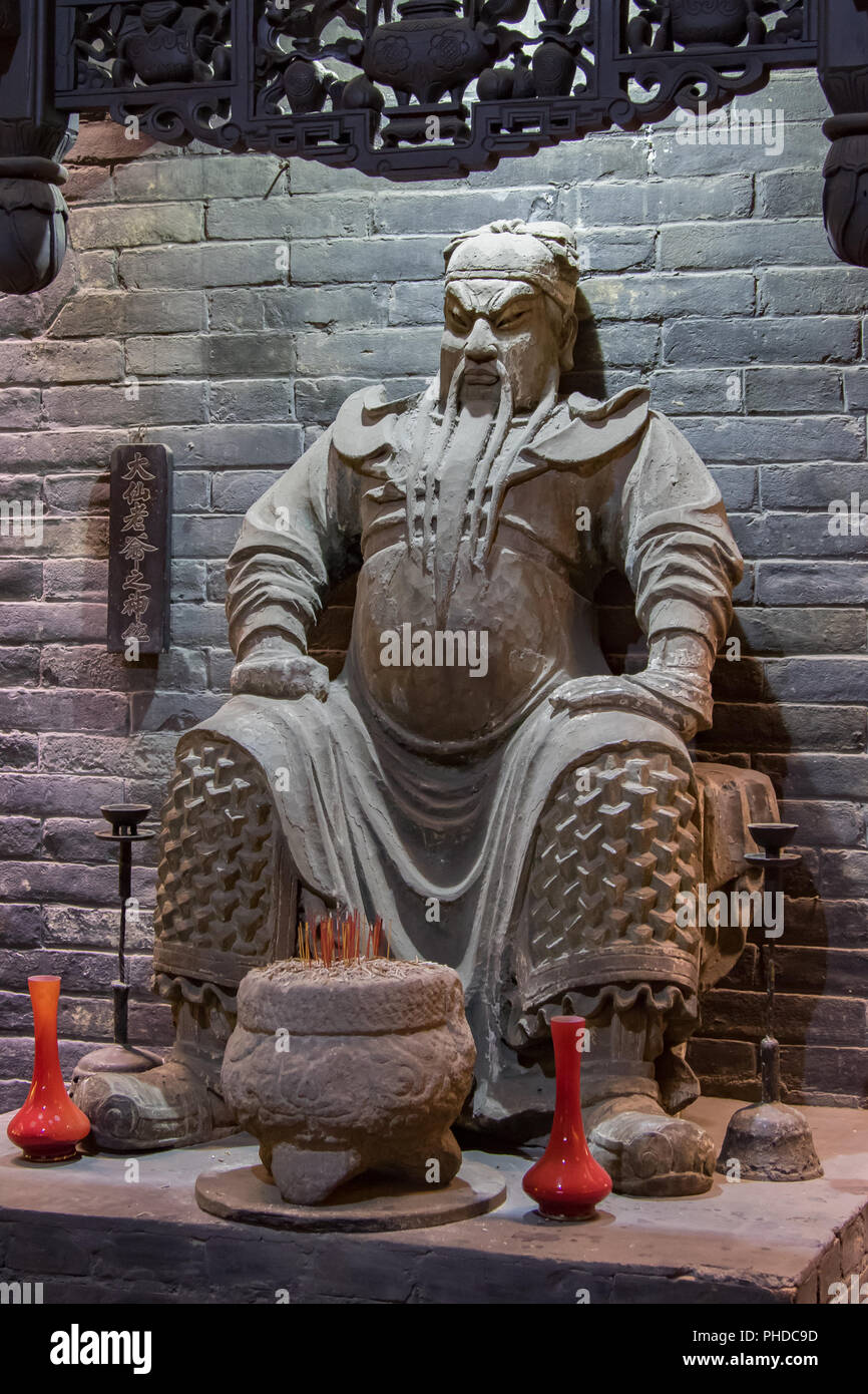 Ton Standbild des General Guan Yu an einem Altar Stockfoto