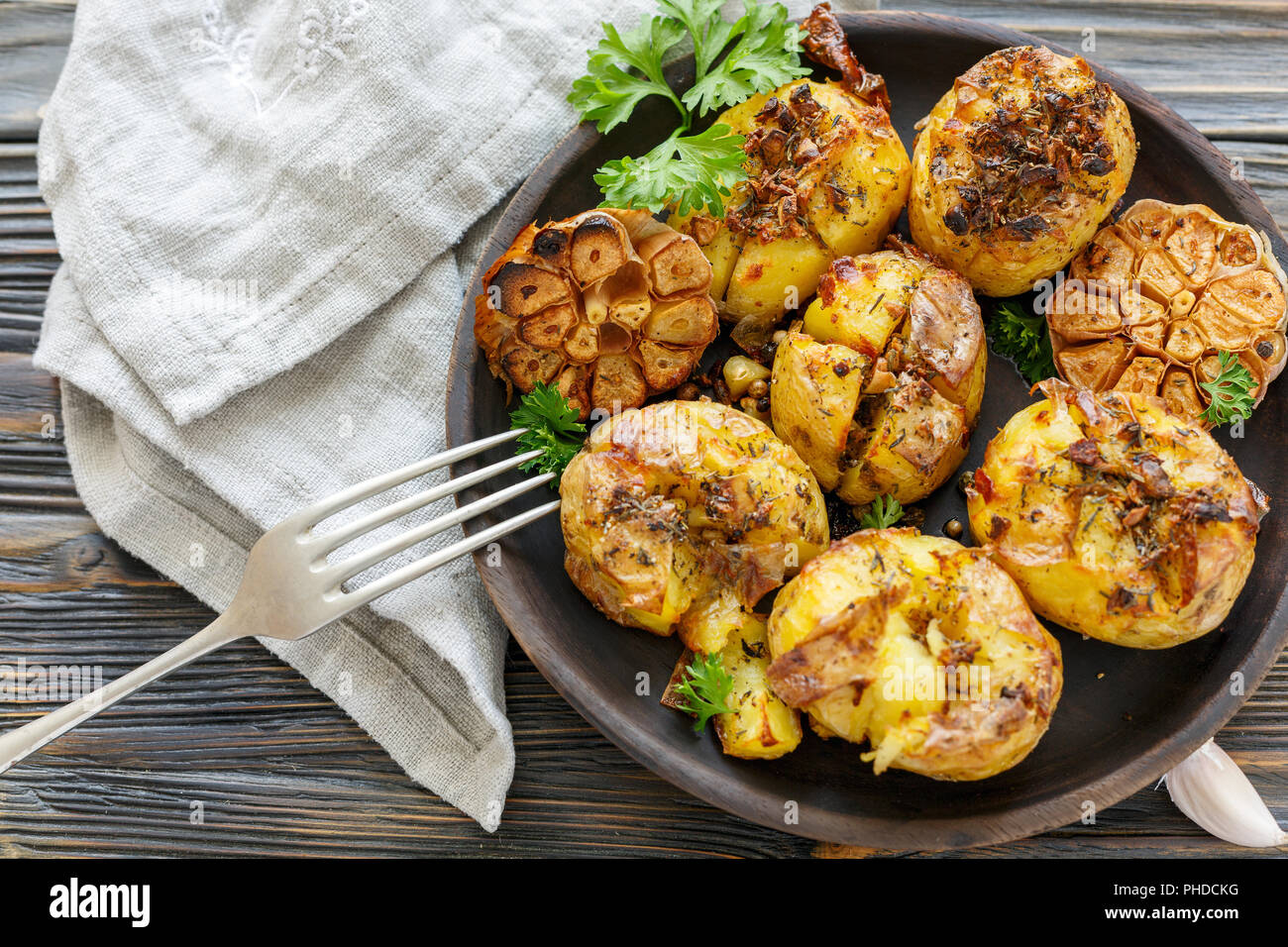 Gebackene Kartoffeln mit Gewürzen, Olivenöl und Knoblauch. Stockfoto