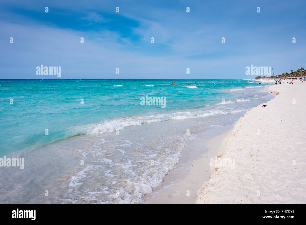 Varadero, Kuba/März 17, 2016: Obwohl das Resort Bereiche mit Sonnenanbeter voll sein kann, viel von der lange Strand von Varadero bleibt leer und schön Stockfoto