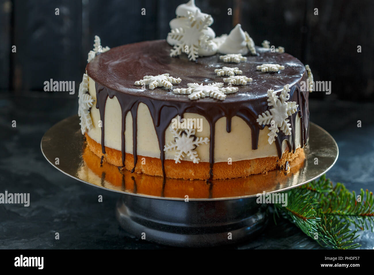 Kuchen mit Souffle und Schokoladenglasur. Stockfoto