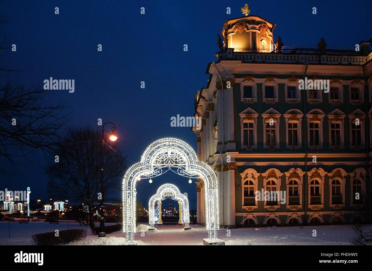Weihnachtsgirlande in der Straße in der Nähe des Winter Palace Stockfoto