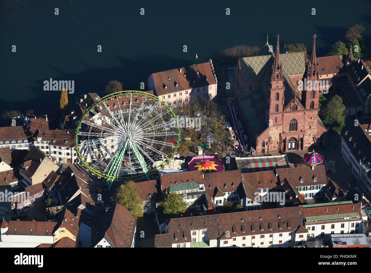 Basel, Kathedrale mit Riesenrad auf der Herbstmesse Stockfoto