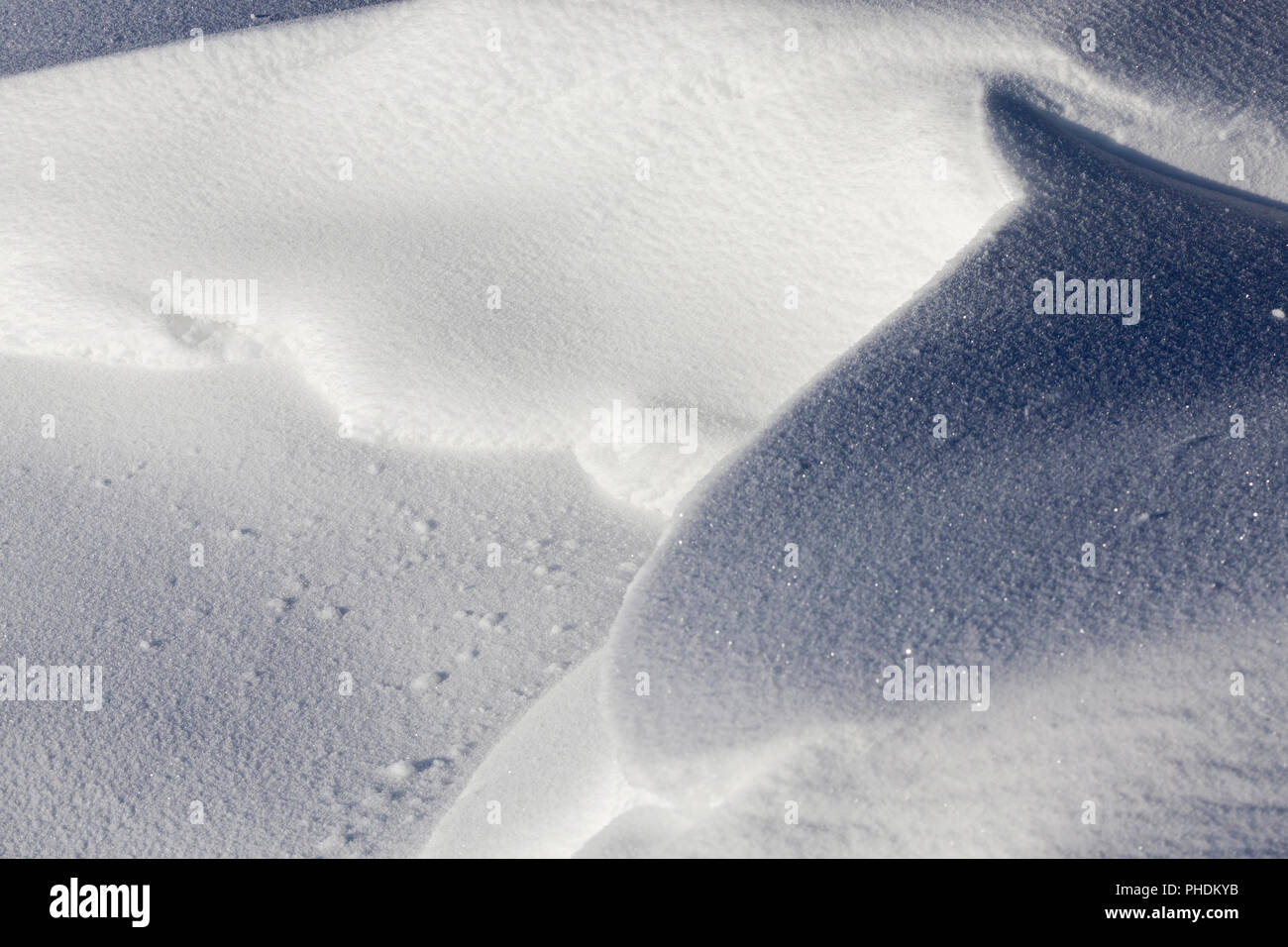 Schnee geriet in große Schneeverwehungen auf den Rest der Wohnung, Schnee-Oberfläche bedeckt, Nahaufnahme Stockfoto