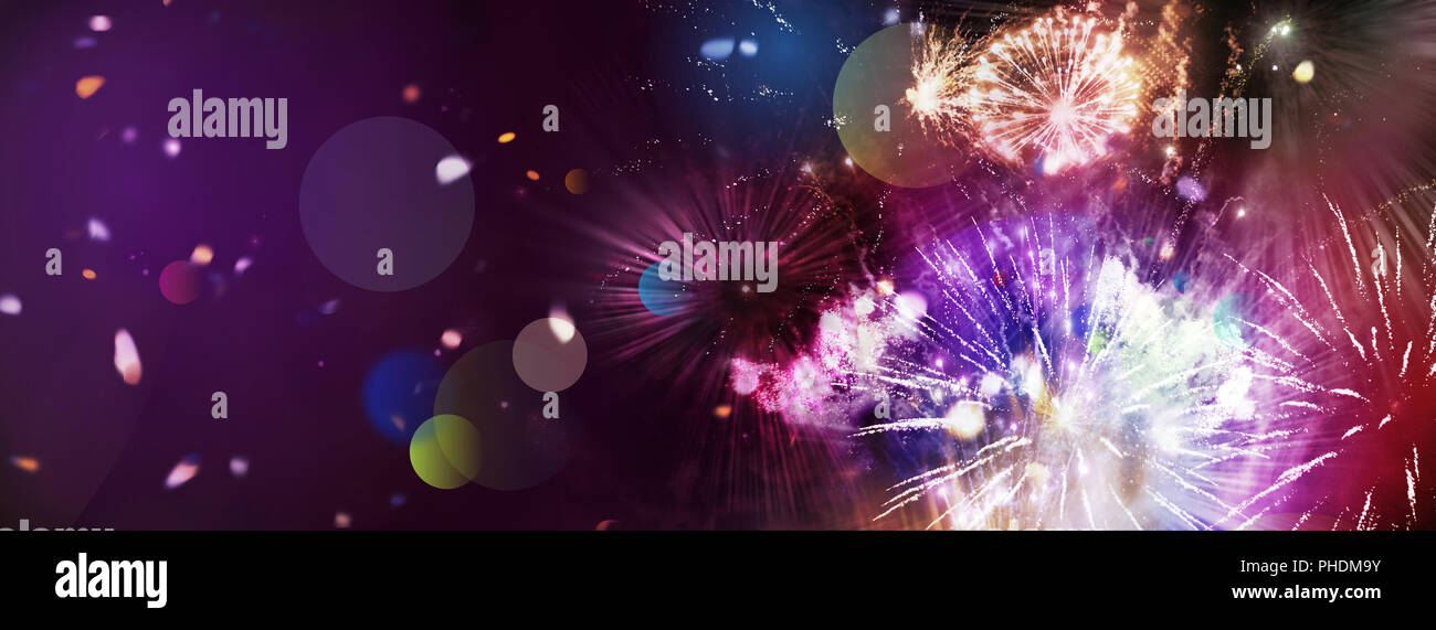 Muster von Leuchten hell funkelnden Feuerwerk und Konfetti in Bewegung Stockfoto