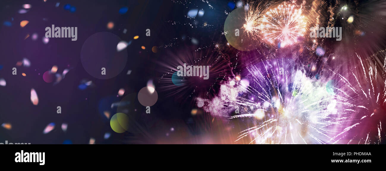Muster von Leuchten hell funkelnden Feuerwerk und Konfetti in Bewegung Stockfoto