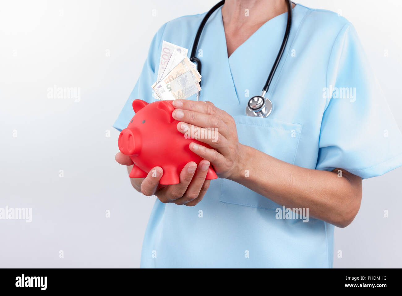 Arzt mit Geld in der Hand Stockfoto
