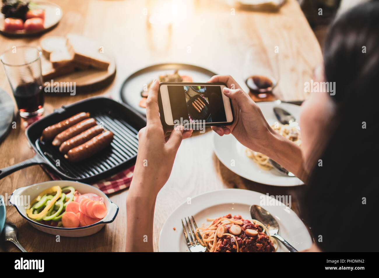 Genießen Sie das Abendessen essen Party und Feier mit Freunden und unter Foto per Telefon in das soziale Netz zu posten, Blick von oben auf das Essen auf dem Tisch und der Gruppe f Stockfoto