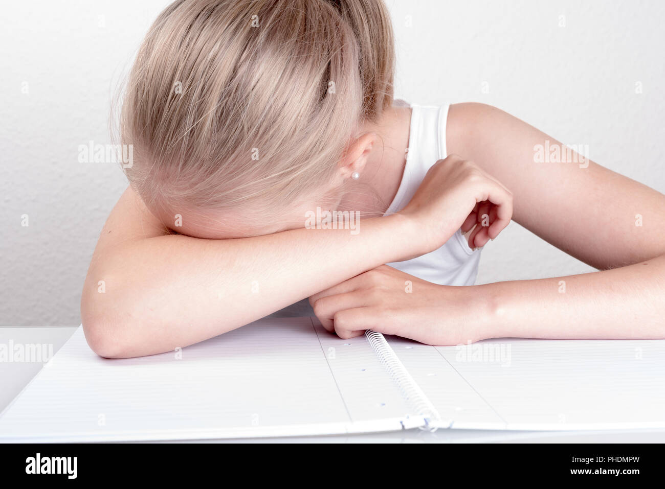 Kind ist verzweifelt auf der Suche nach Hausaufgaben Stockfoto