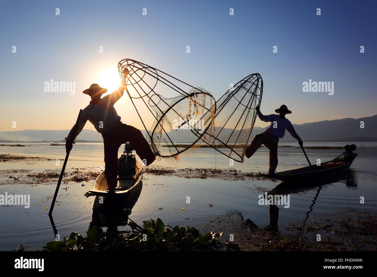 Traditionelle Fischer Silhouette in der Inle See Stockfoto