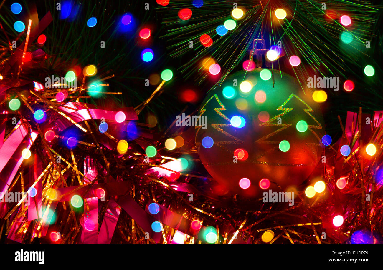 Weihnachtsbaum mit Spielzeug und Bokeh Stockfoto