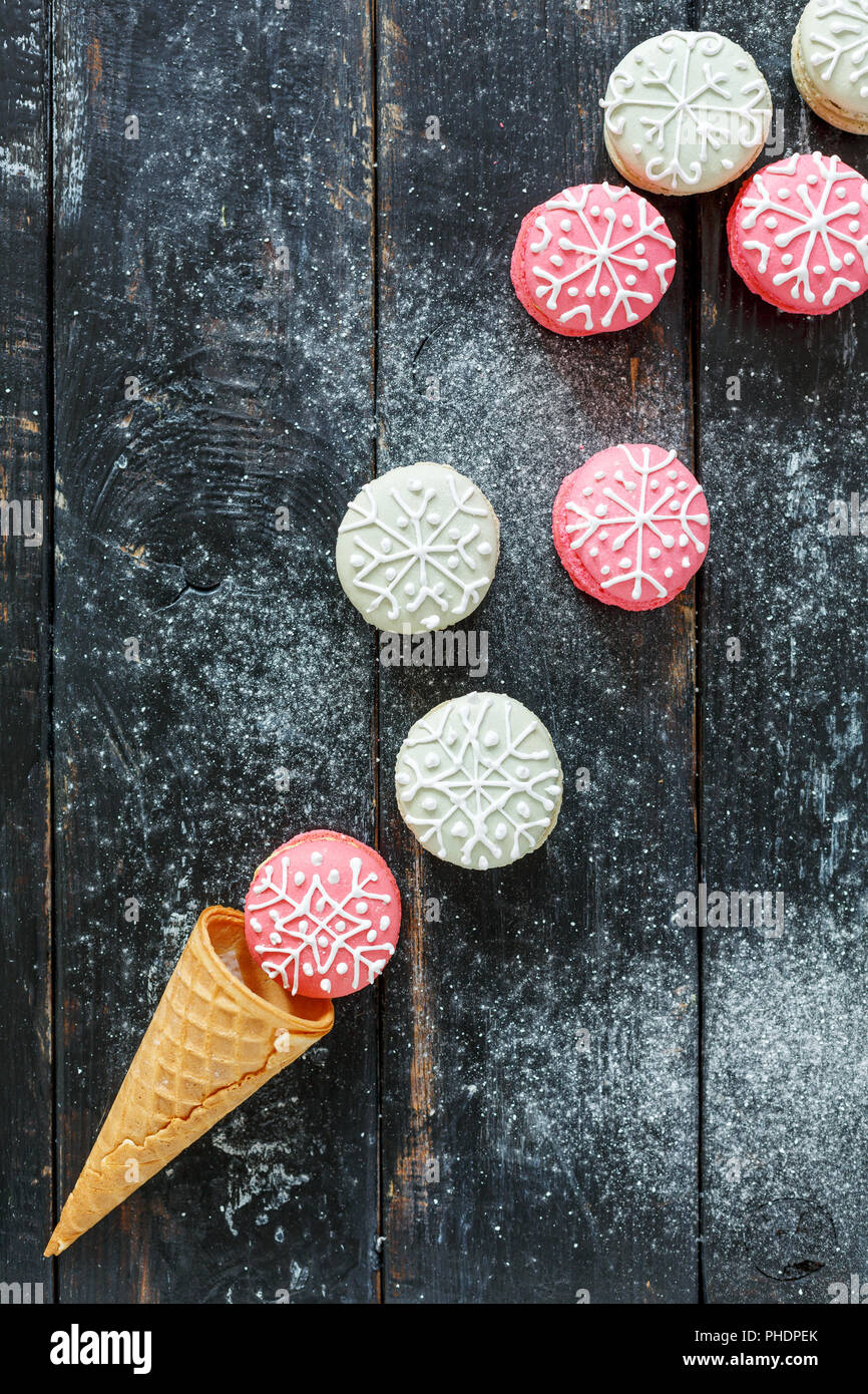 Macarons mit Winter Dekor und Waffel Kegel. Stockfoto