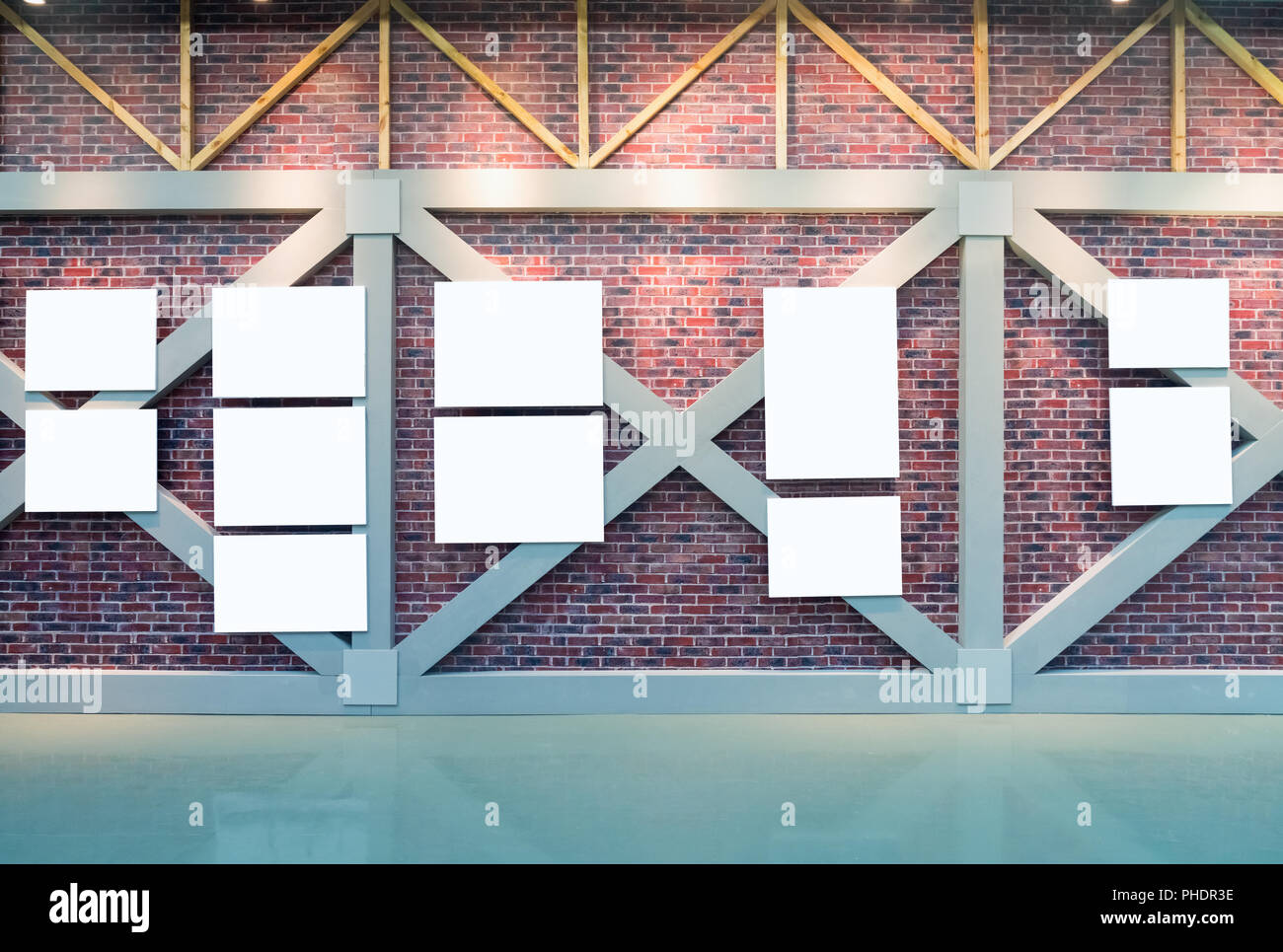 Leere Frames auf Wand Stockfoto