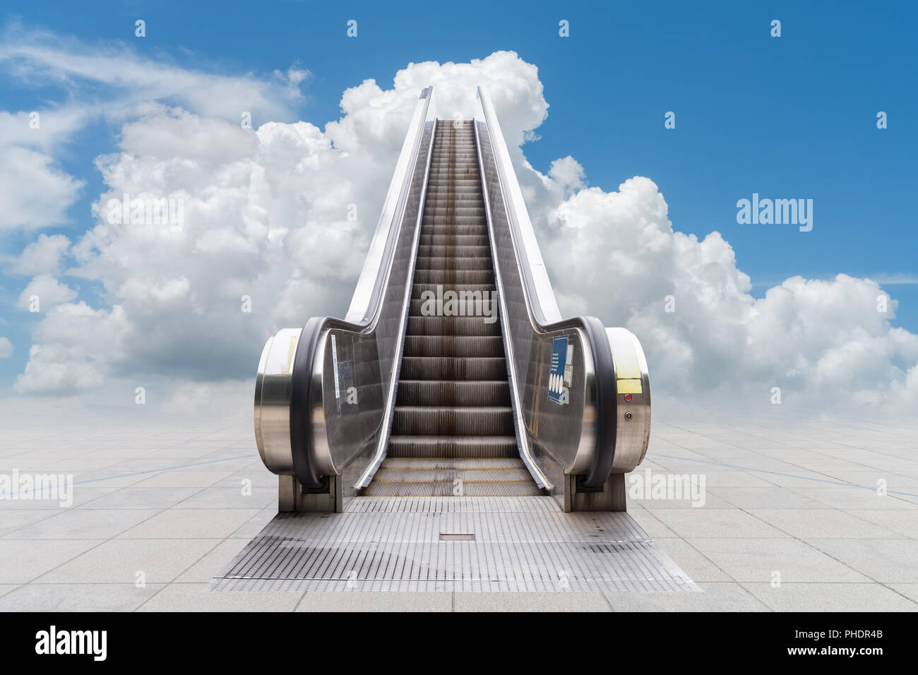 Rolltreppe zum blauen Himmel Stockfoto