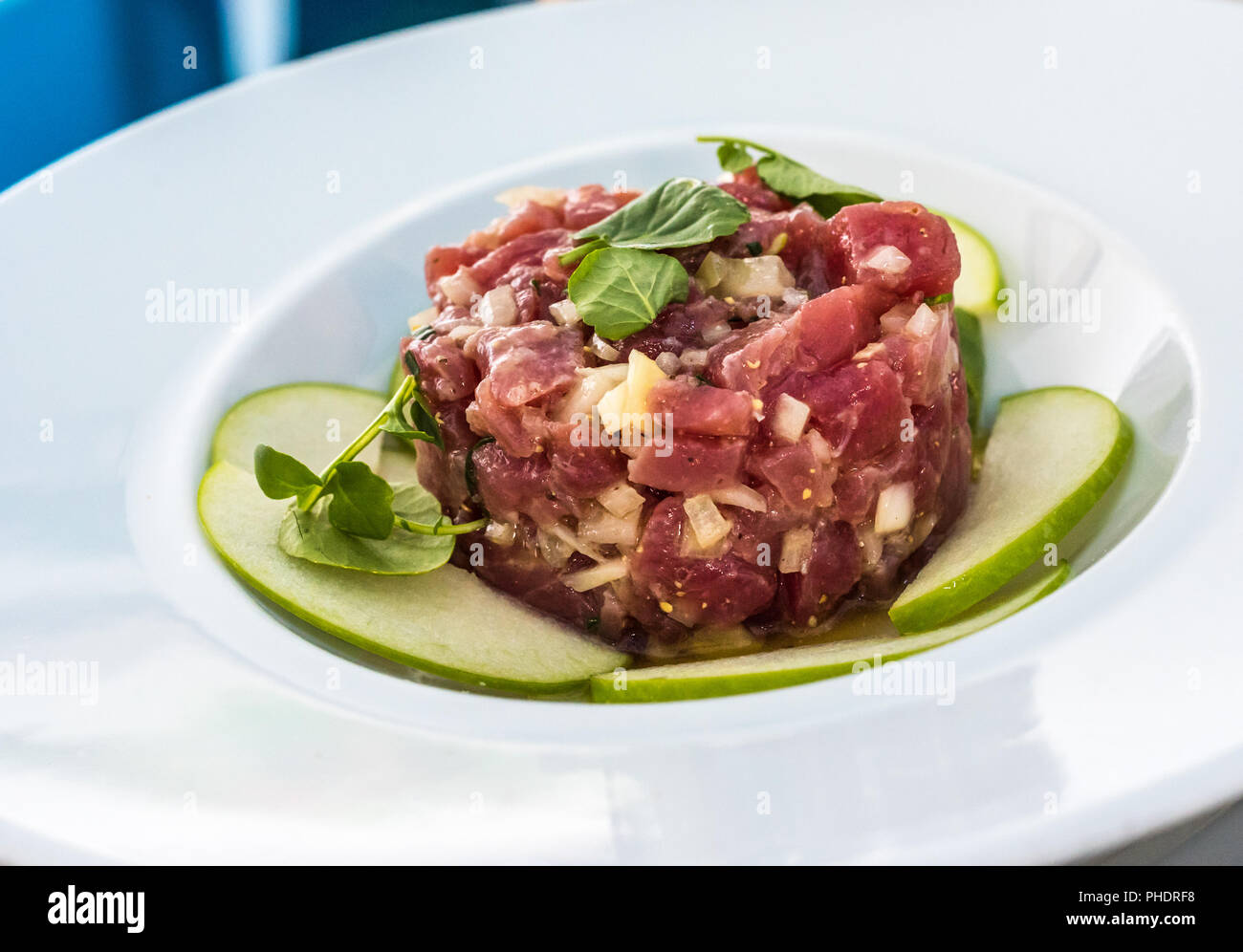 Einen Teller mit leckeren Thunfisch Tartar mit grüner Apfel Stockfoto