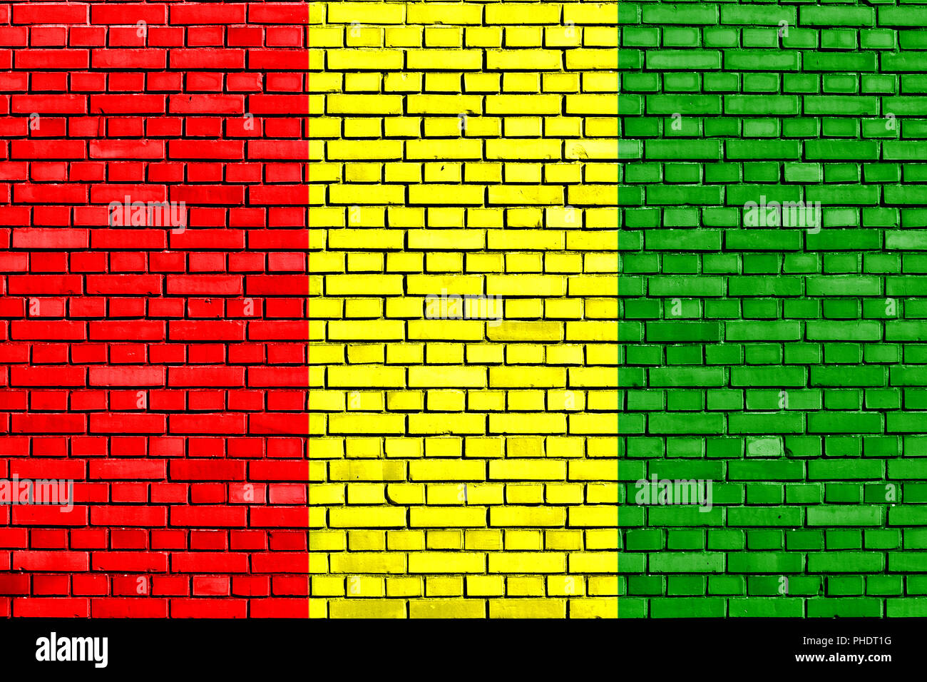 Flagge von Guinea auf Mauer gemalt Stockfoto