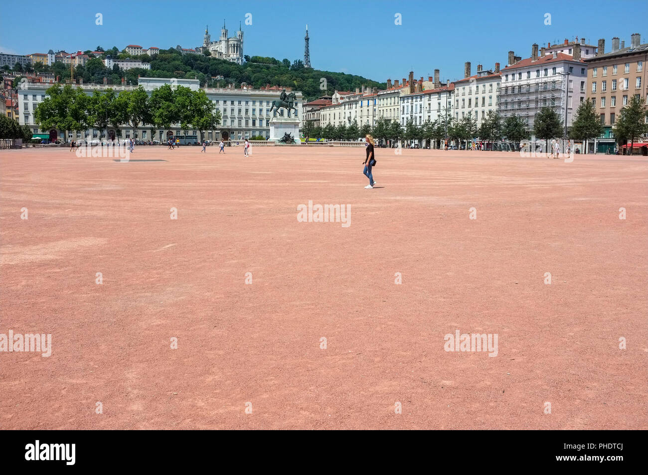 Place Bellecour mit der Basilika Notre-Dame de Fourvière im Hintergrund auf dem Hügel, in Lyon, Frankreich. Stockfoto