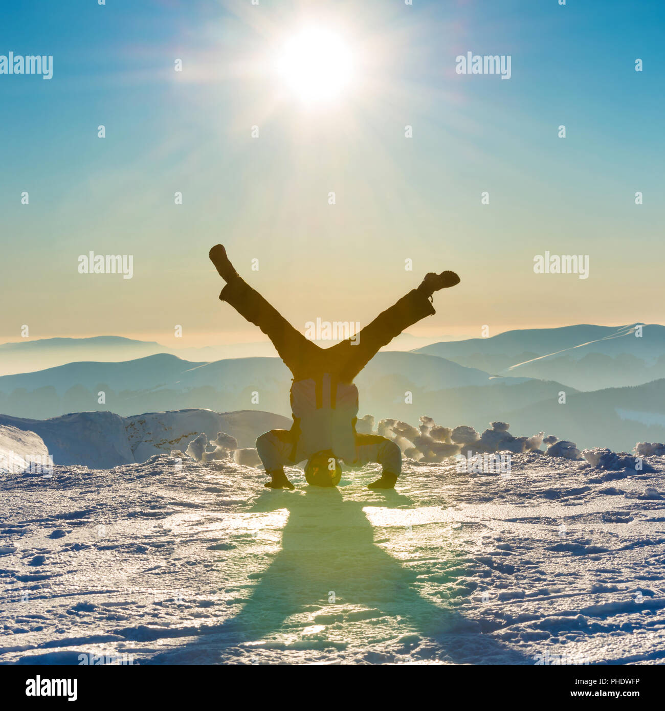 Junger Mann Spaß im Schnee Stockfoto