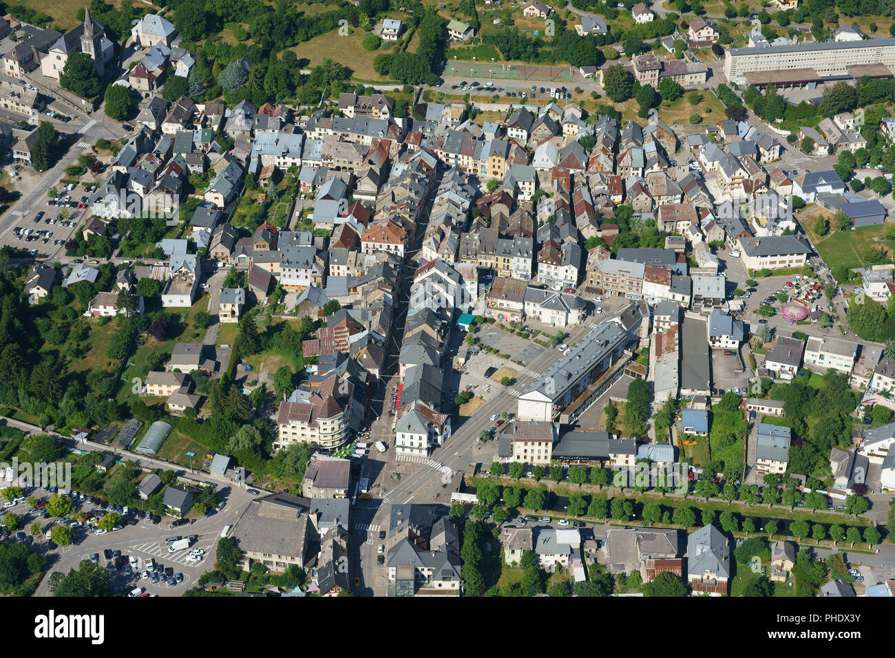 LUFTAUFNAHME. Stadtzentrum von Le Bourg d'Oisans im Tal der Romanche. Isère, Auvergne-Rhône-Alpes, Frankreich. Stockfoto