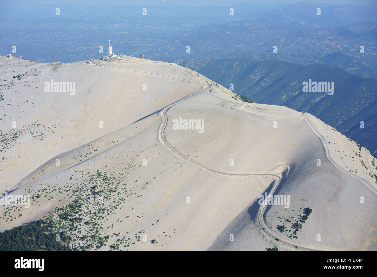 LUFTAUFNAHME. Karger Gipfel des Mont Ventoux mit seinem Markenzeichen aus weißem Kalkstein. Bédoin, Vaucluse, Provence-Alpes-Côte d'Azur, Frankreich. Stockfoto