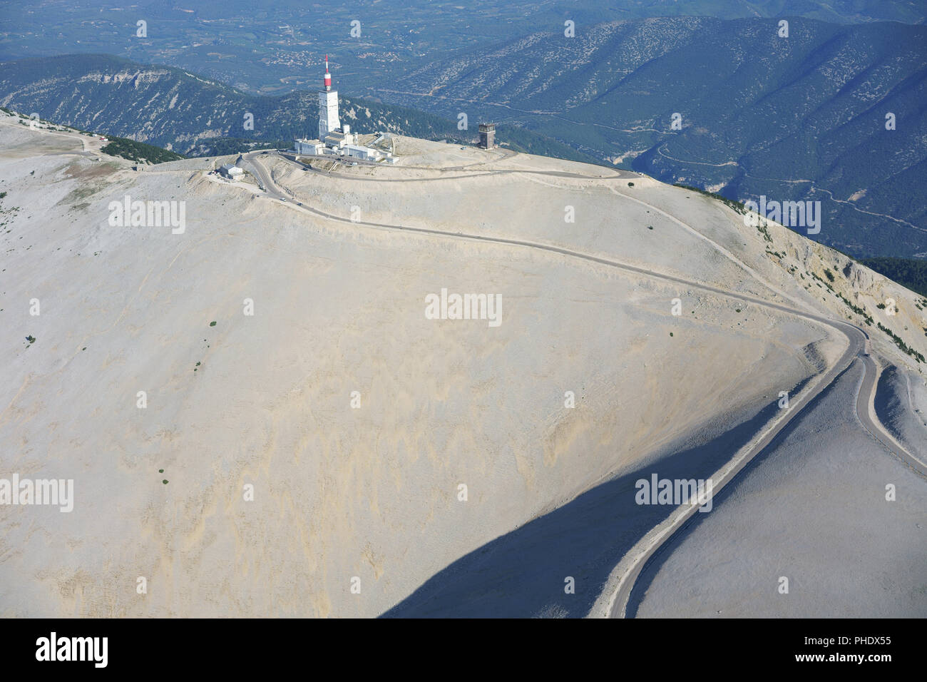 LUFTAUFNAHME. Karger Gipfel des Mont Ventoux mit seinem Markenzeichen aus weißem Kalkstein. Bédoin, Vaucluse, Provence-Alpes-Côte d'Azur, Frankreich. Stockfoto