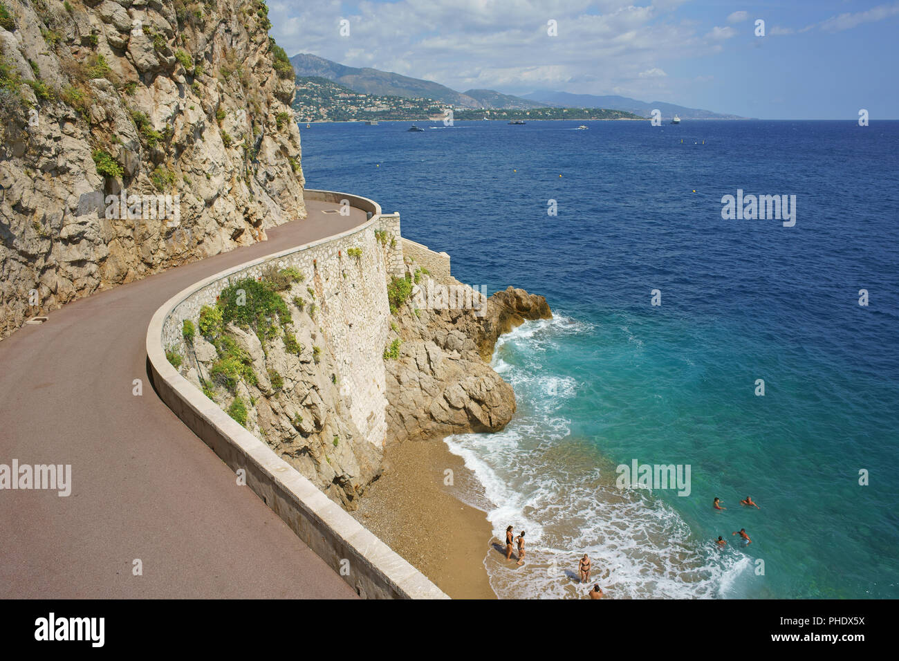 LUFTAUFNAHME von einem 6-Meter-Mast. Kleiner unberührter Strand in einer versteckten Bucht in der dicht besiedelten Stadt / Land Monaco. Stockfoto