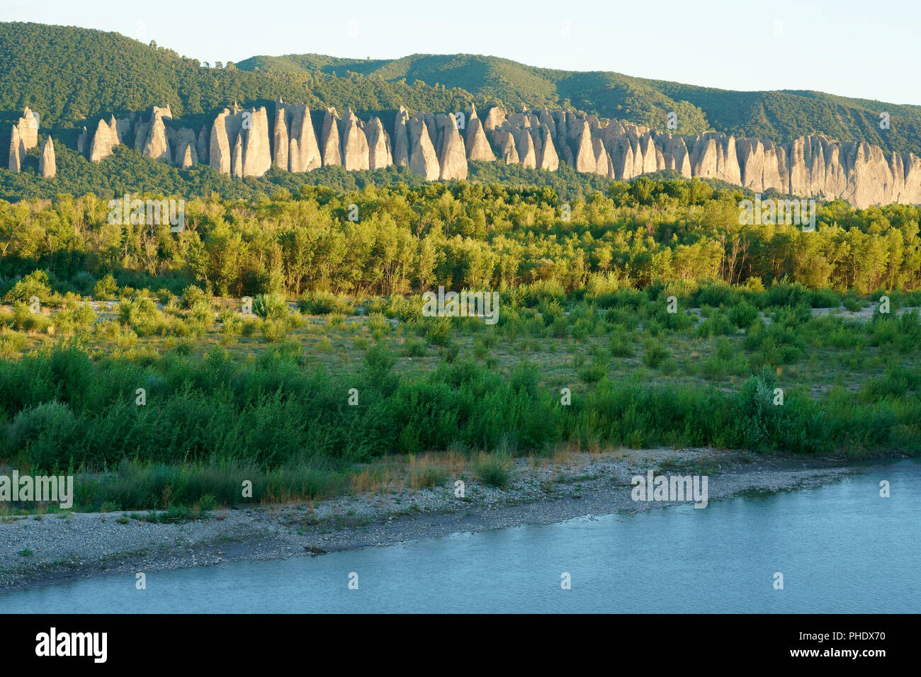 Längliche Felsformation aus Pfützerstein, genannt "die Penitents", zwischen dem Plateau der Valensole und dem Fluss Durance. Les Mées, Provence, Frankreich. Stockfoto