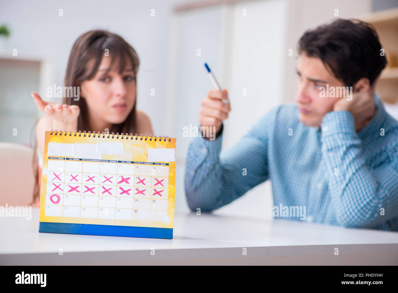 Junge Familie in der Schwangerschaft Planung Konzept mit dem Eisprung Kalender Stockfoto