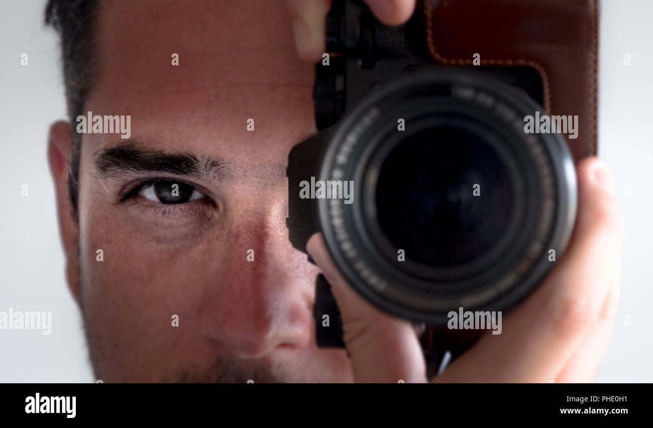 Fotograf Augenkontakt den Suchermodus der Kamera Stockfoto