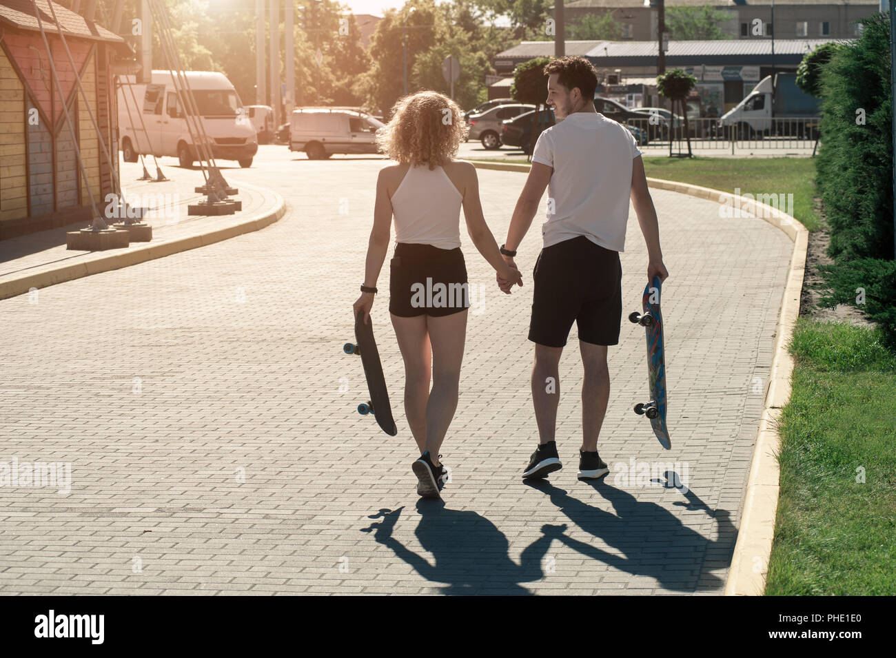 Lächelnden jungen Paar mit der skateboards draußen in der Stadt Stockfoto