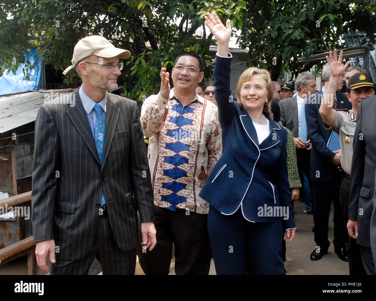 USAID Direktor, Herrn Walter Norden (links), Herr Irwansyah (Mitte) und Außenministerin Clinton Spaziergang durch die Petojo Utara Nachbarschaft in Jakarta, Indonesien am 19. Februar 2009. Stockfoto
