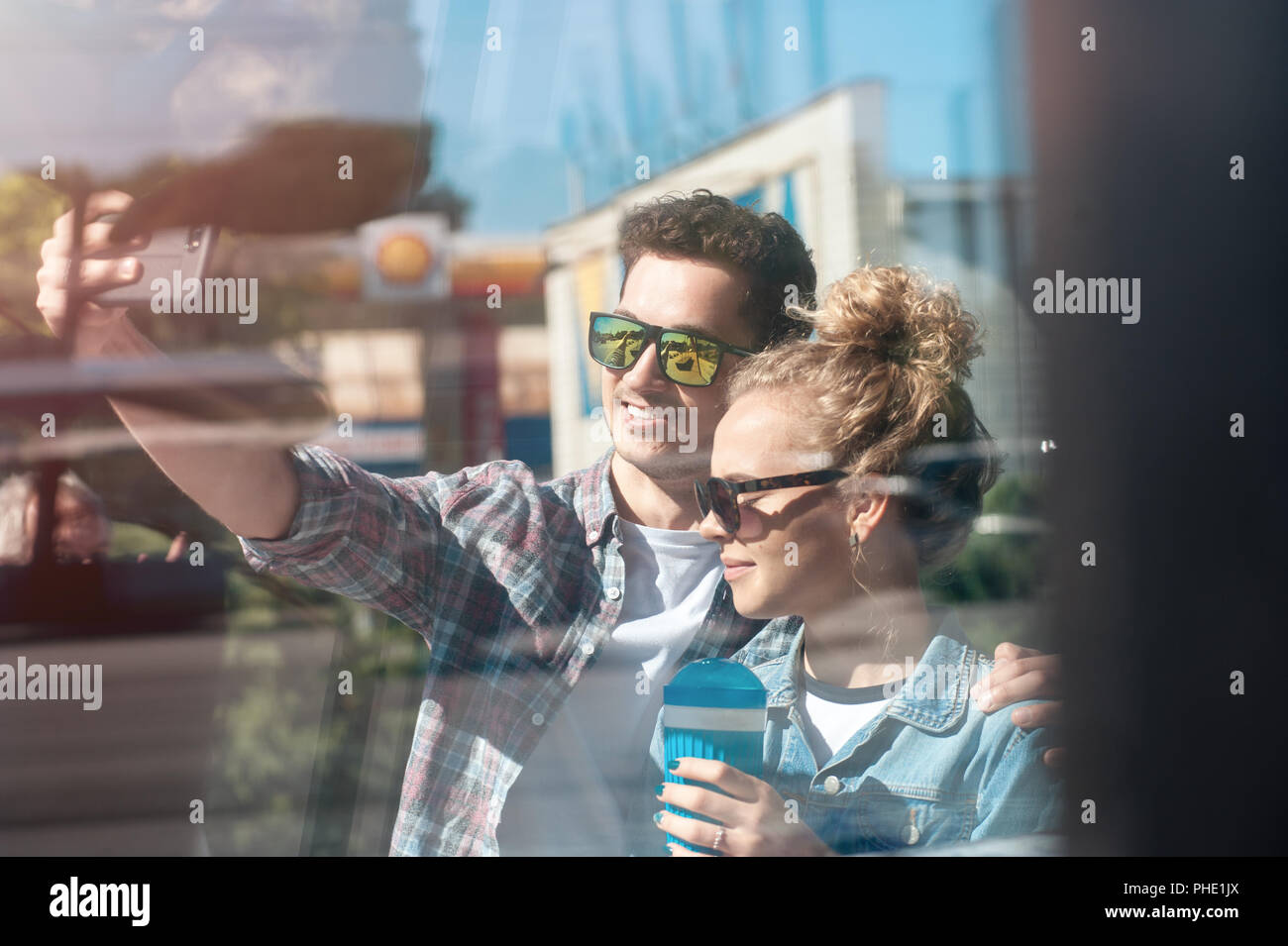 Portrait von fröhlichen jungen Paar unter selfie zusammen im Sommer draußen Stockfoto