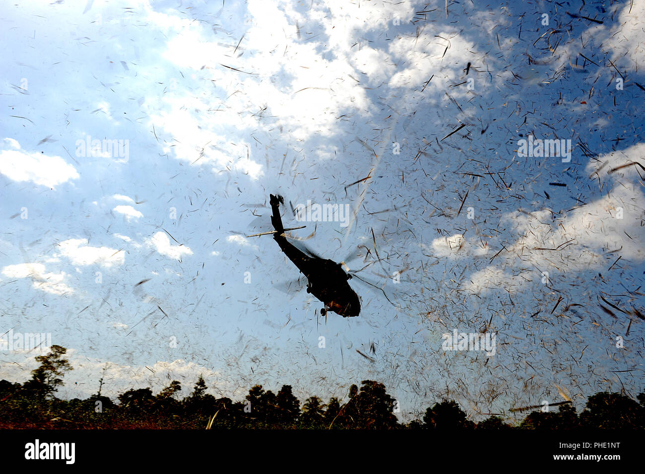 Ein U.S. Navy HH-60 zieht aus einem Feld am 24. Januar 2010 in Port-au-Prince, Haiti während des Betriebs einheitliche Antwort. Stockfoto