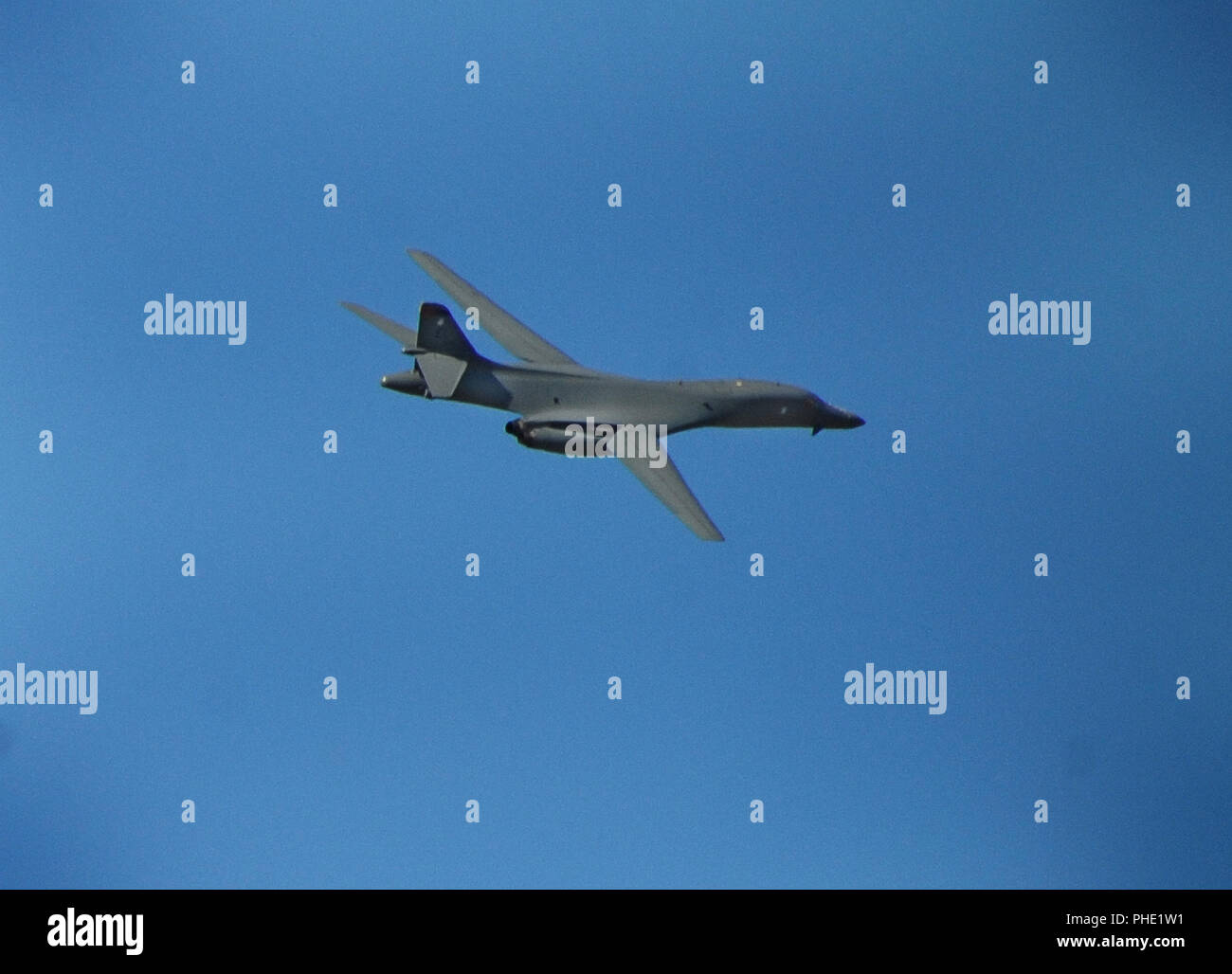 A B-1B Lancer zieht aus Ellsworth AFB 15. Oktober 2010. Die größte Nutzlast von sowohl Geführte und ungeführte Waffen in der Air Force Inventar, die multi-mission B-1 ist das Rückgrat der amerikanischen Bomber mit großer Reichweite. Stockfoto