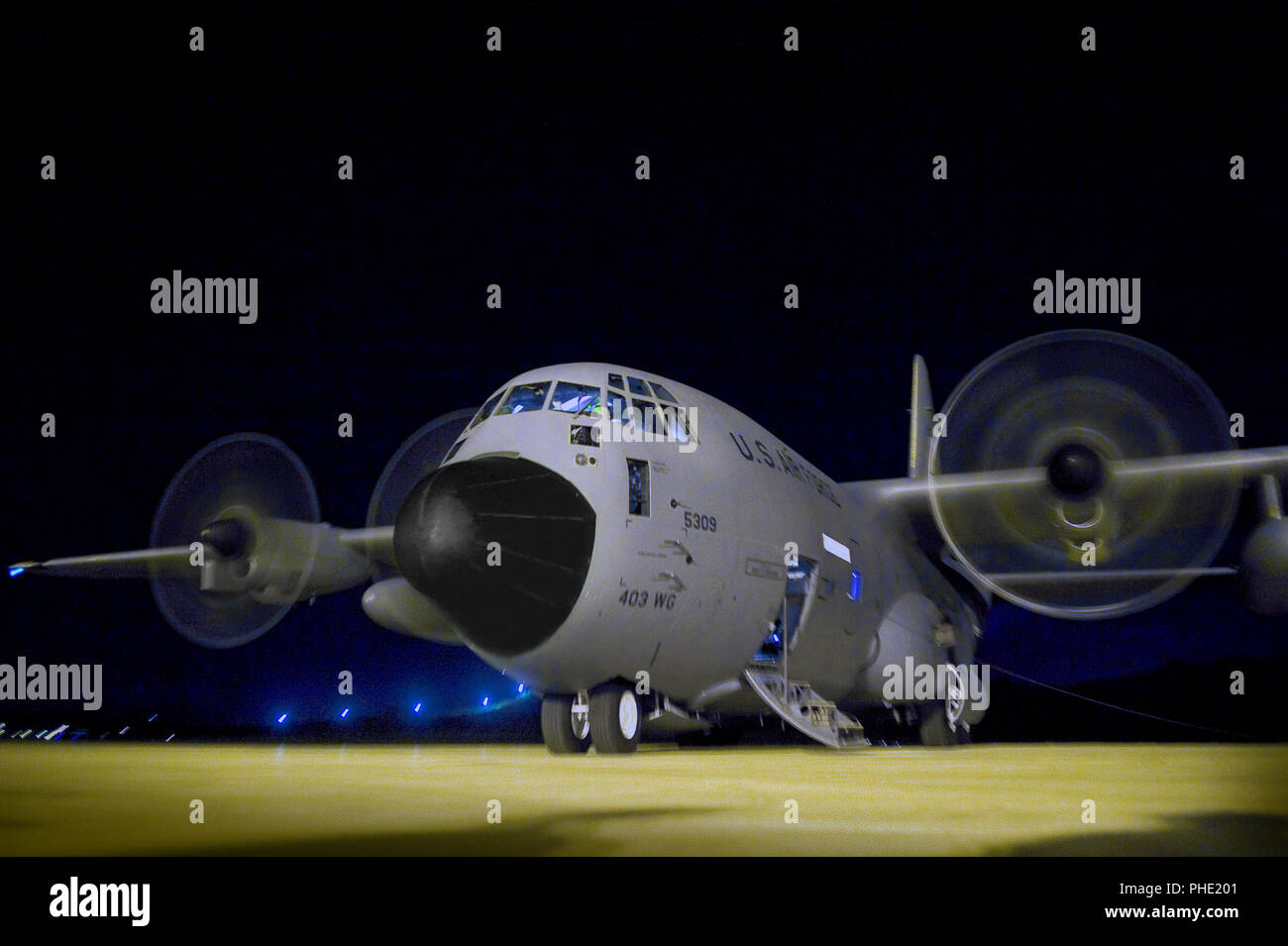 Flieger vorbereiten ein WC-130J Hercules für eine Mission, die Daten sammeln, auf St. Croix, Virgin Islands. Wie die 'Hurricane Hunters", der 53. Wetter Reconnaissance Squadron Mission ist die Überwachung der tropische Stürme und Hurrikane im Atlantik, dem Karibischen Meer und dem Golf von Mexiko und der zentralen Pazifischen Ozean für das National Hurricane Center in Miami. Stockfoto