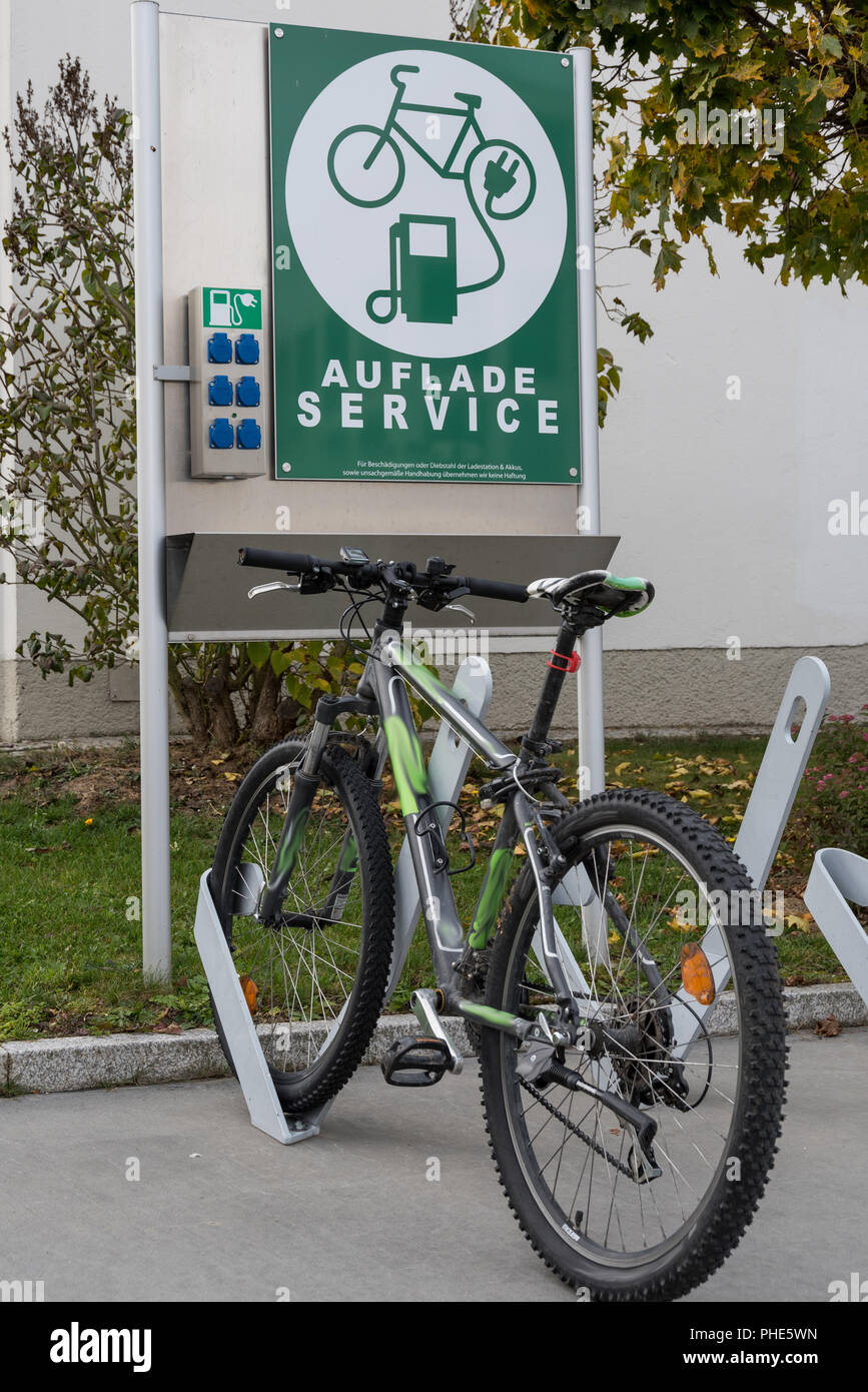 Strom station mit Sport Bike - e-Mobilität Stockfoto