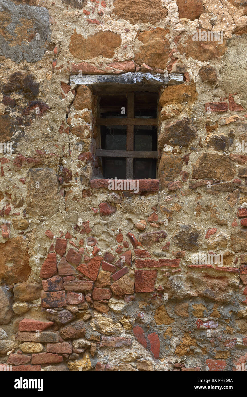 Alte Stein und Ziegel Wand mit Fenster Stockfoto