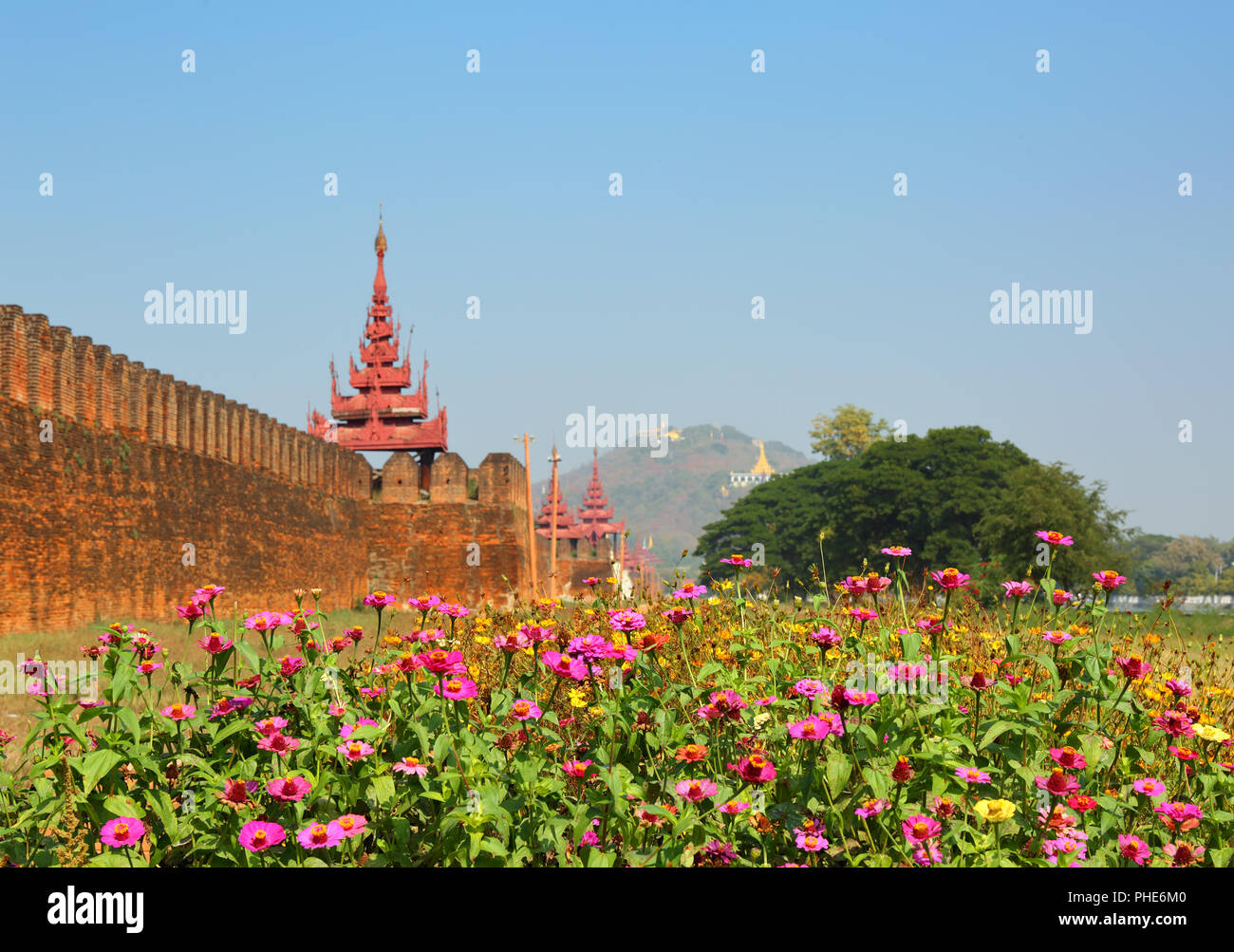 Wand des Königlichen Palastes und Mandalay Hill Stockfoto