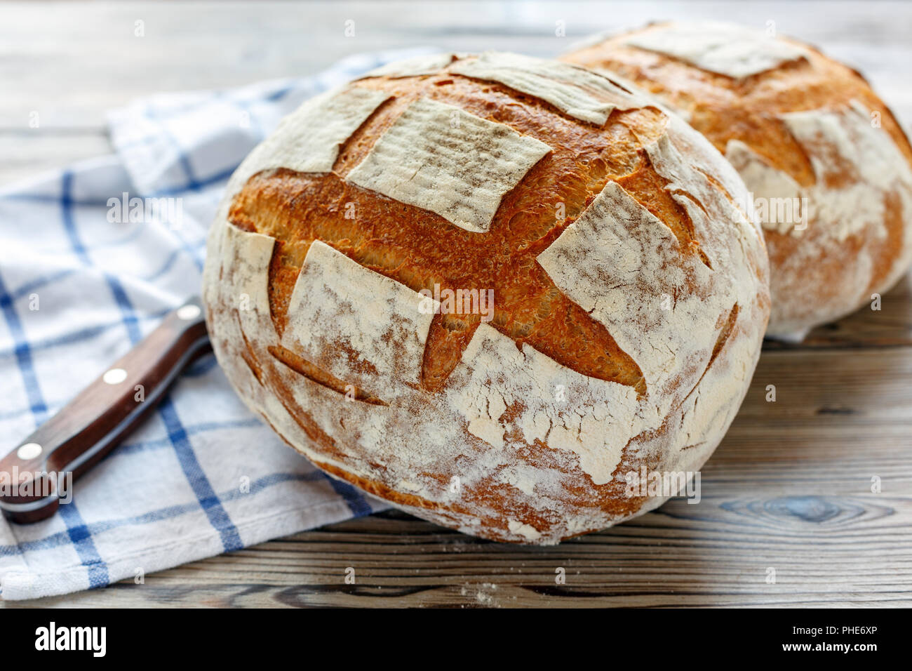 Brote frischen hausgemachten Sauerteigbrot. Stockfoto