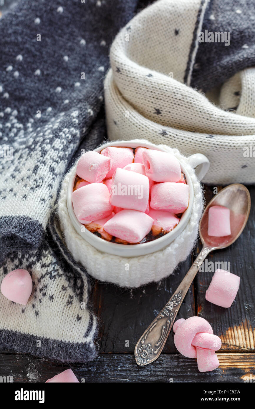 Tasse mit heißer Schokolade und Marshmallows. Stockfoto