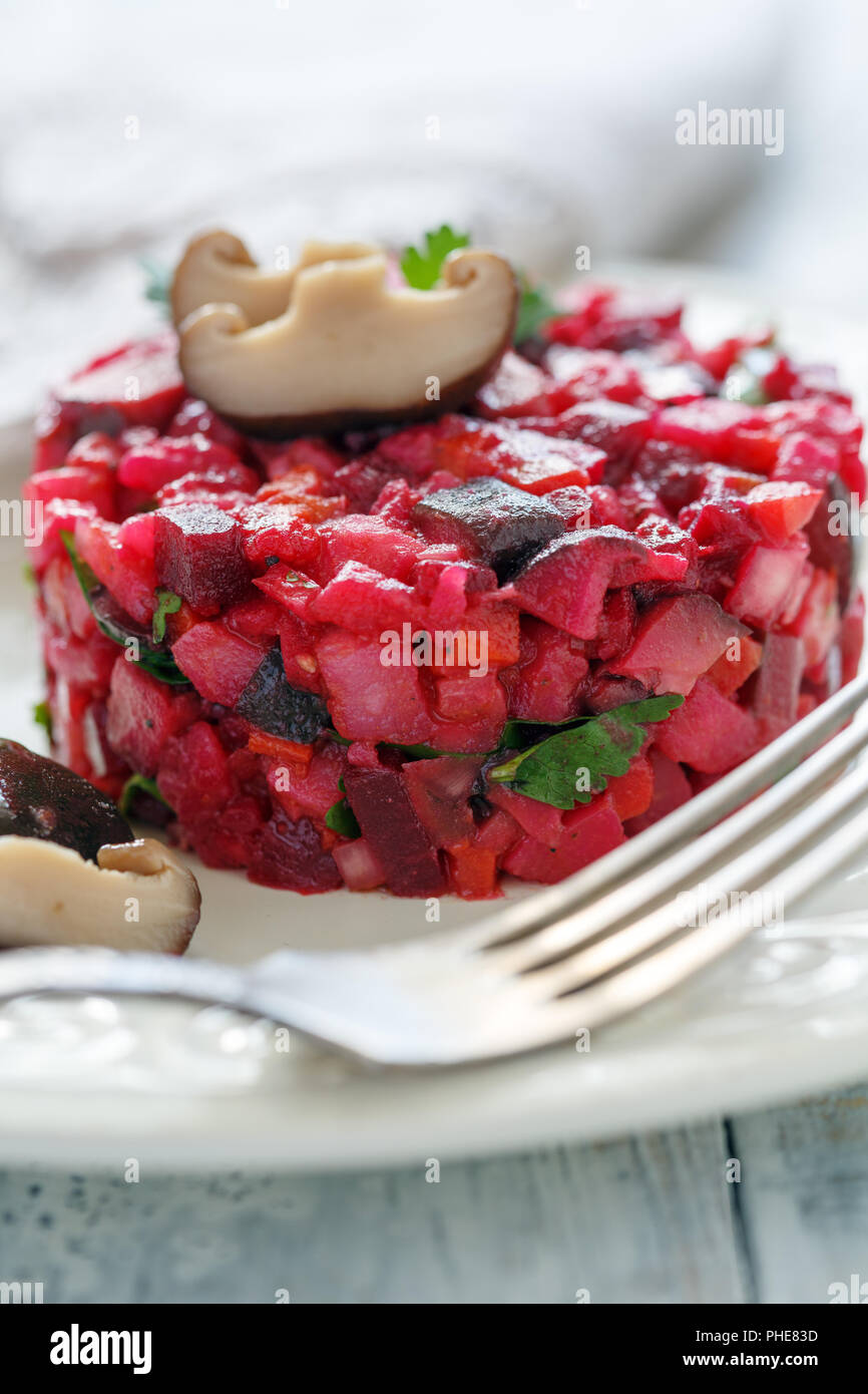 Russischer Salat Vinaigrette mit eingelegte Pilze. Stockfoto