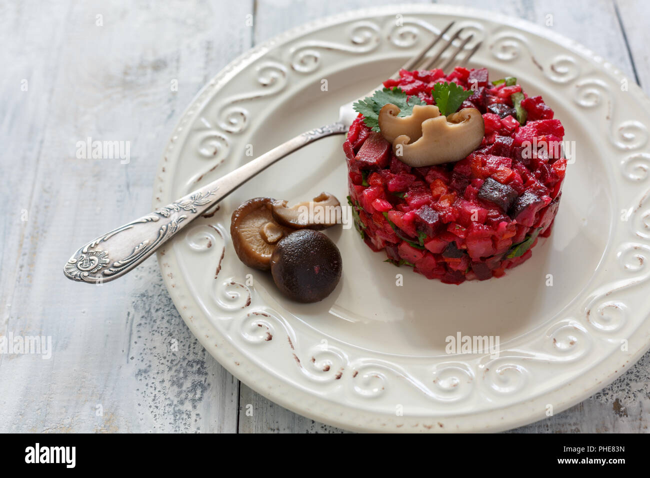 Russischer Salat Vinaigrette mit eingelegte Pilze. Stockfoto