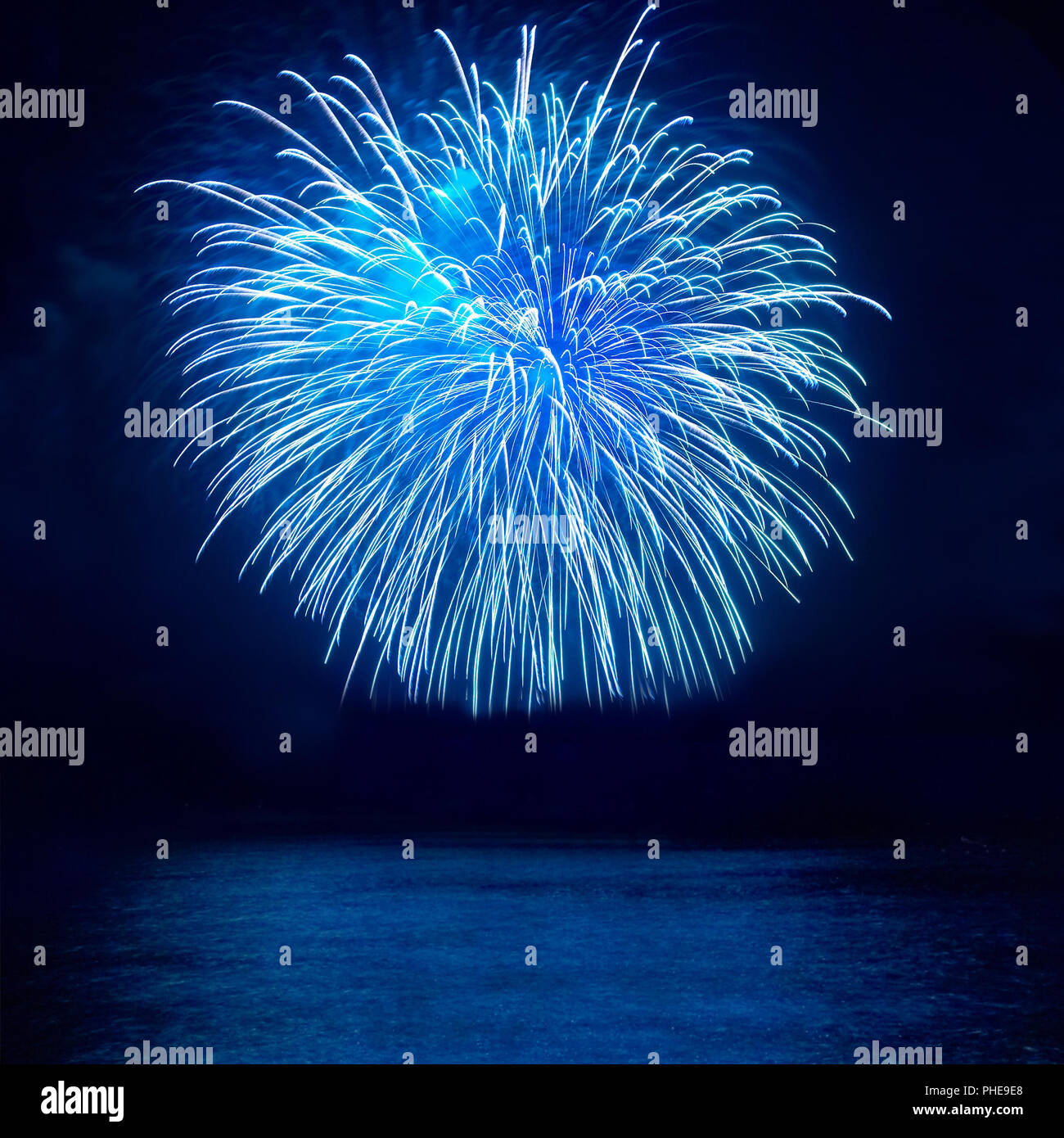 Blaue Kugel Feuerwerk über dem See Stockfoto