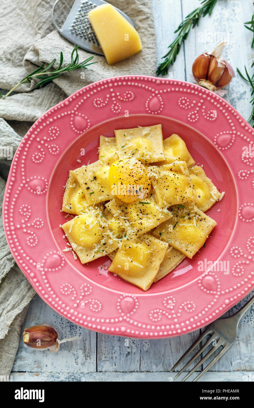 Ravioli mit Eigelb, schwarzer Pfeffer und Parmesan. Stockfoto