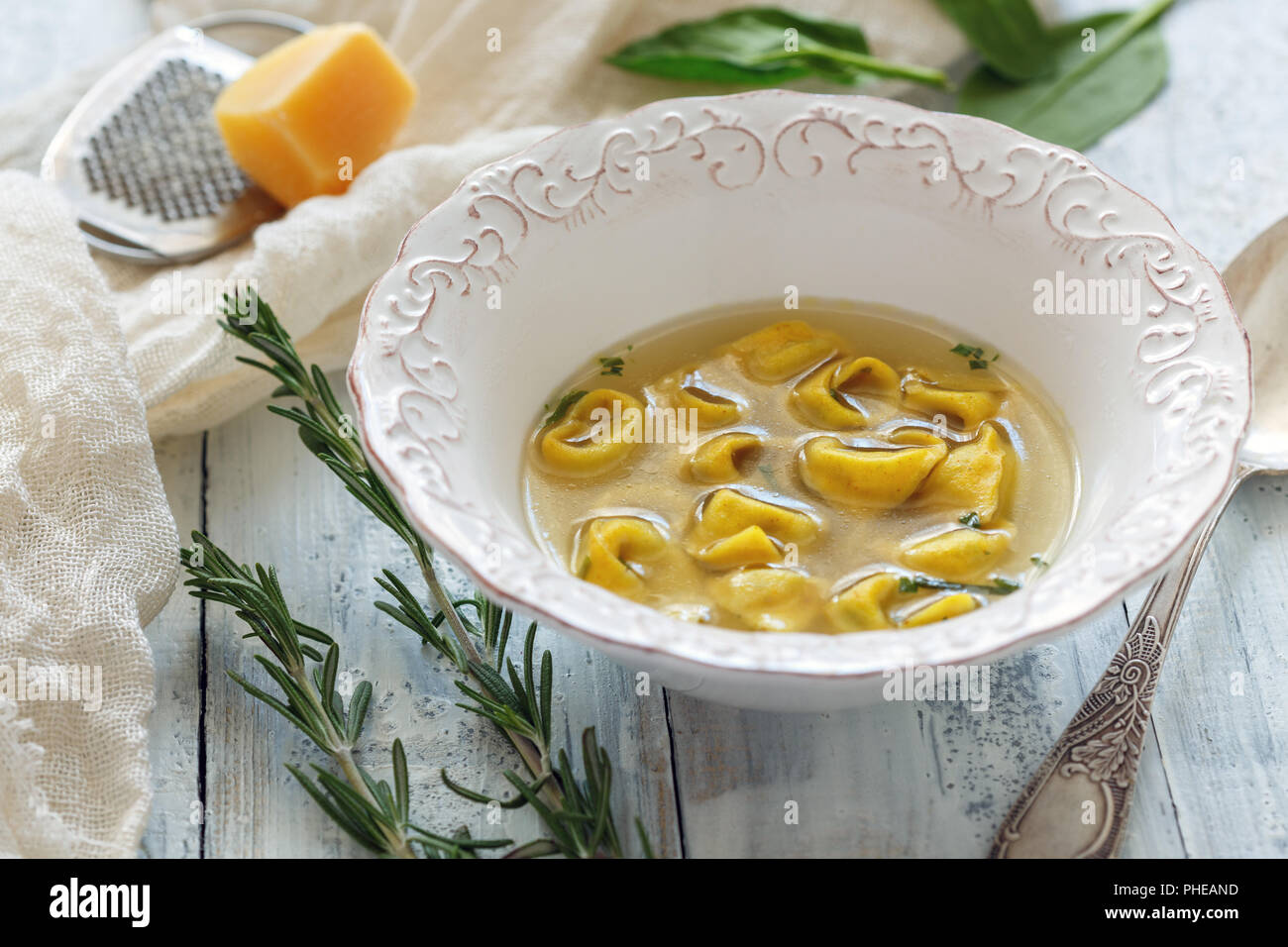 Suppe mit Tortellini. Stockfoto