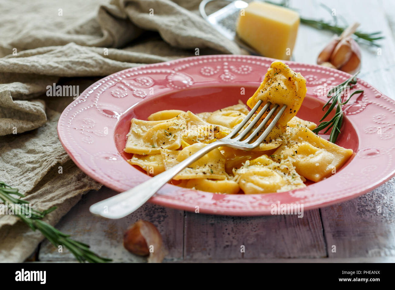 Leckere Ravioli mit Parmesan und Eigelb. Stockfoto