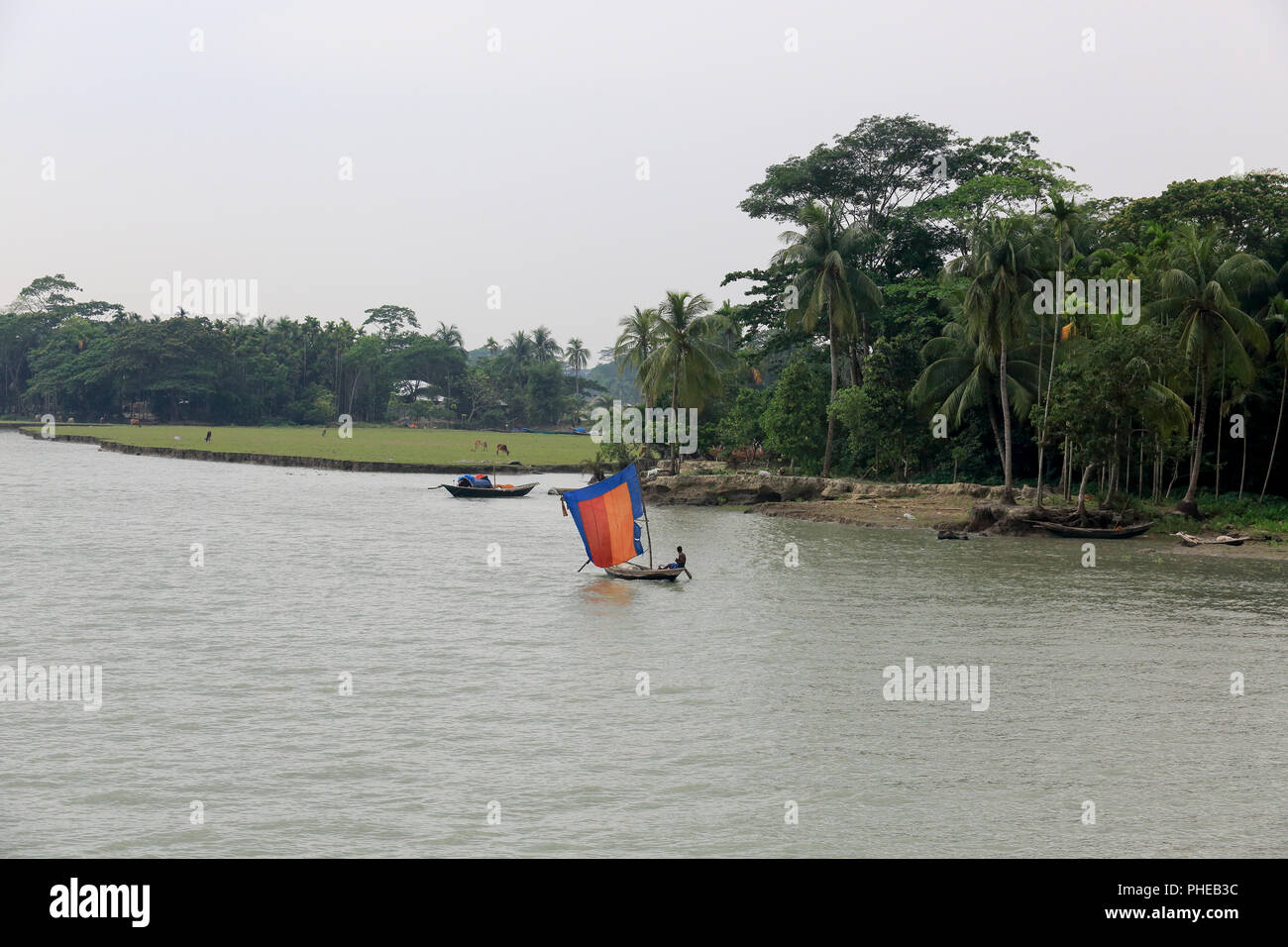 Segeln Boot auf dem Fluss Tetulia, Patuakhali, Bangladesch Stockfoto