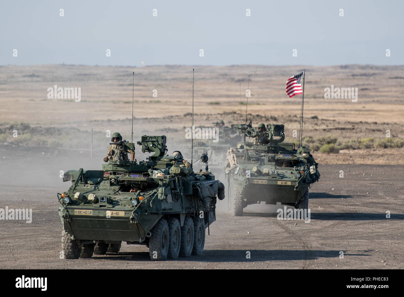 Oklahoma Army National Guard Soldaten mit der 1. Staffel, 82nd Kavallerie Regiments, Manöver M1128 Stryker gepanzerten Kampffahrzeugen während ihrer jährlichen Training (AT), 25. Juli 2018, im Orchard Combat Training Center in der Nähe von Boise, Idaho. Dies war die erste Am 1-82 nd Kavallerie Schwadron in der Lage war, eine vollständige Reihe von Live-fire Qualifikationen mit ihren Stryker Fahrzeuge zu führen, dass sie vor weniger als zwei Jahren erhalten. (Oklahoma Army National Guard Foto: Staff Sgt. Zachary Holden, Oregon militärische Abteilung Public Affairs) Stockfoto