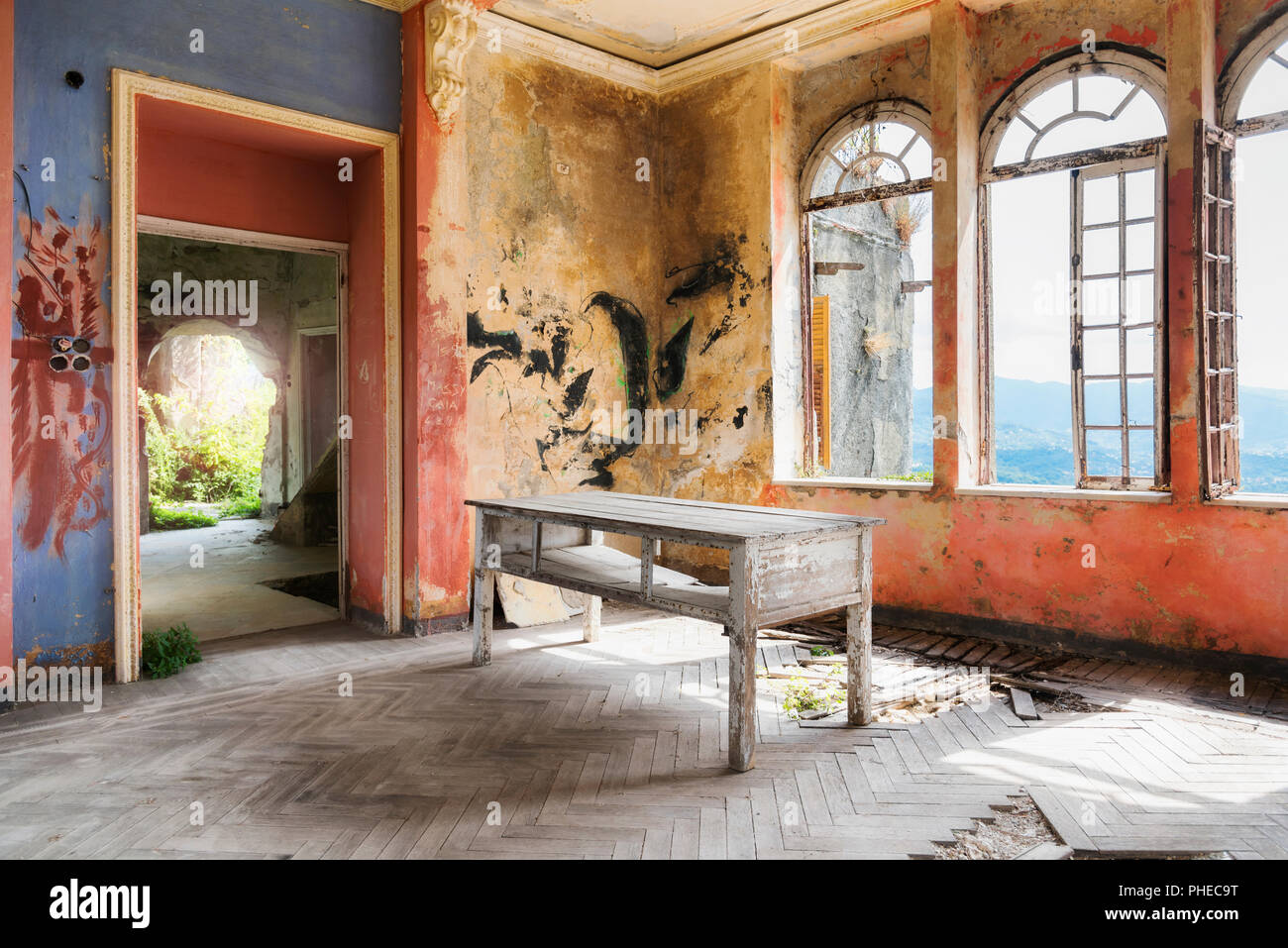 Spooky Innenraum der abgebrochenen zerstörten Haus Stockfoto Spooky Innenraum der abgebrochenen zerstörten Haus Stockfoto