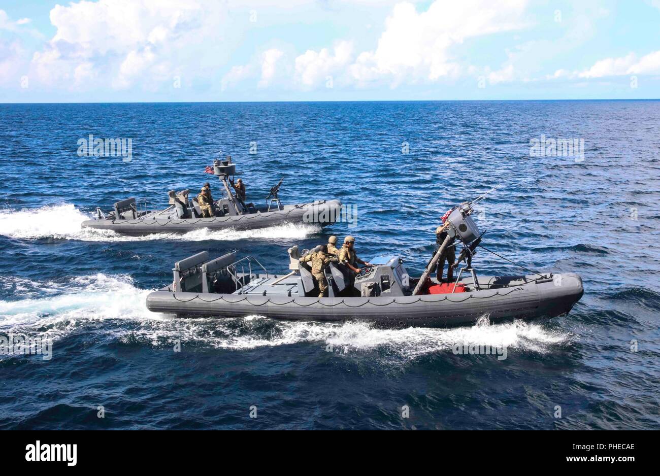 180829-N-HG 389-0014 ATLANTIK (Aug. 29, 2018) in starren - Rumpf aufblasbare Boote (Rhib) neben den amphibious Transport dock Schiff USS Arlington LPD (24) Während eines Besuchs, Board, Durchsuchung und Beschlagnahme (VBSS) Bohrer während der Carrier Strike Group (CSG 4) amphibische bereit, Gruppe, Marine Expeditionary Unit Übung (ARGMEUEX). Kearsarge Amphibious Ready Gruppe und 22 Marine Expeditionary Unit sind die Verbesserung der gemeinsamen Integration, die Letalität und kollektiven Fähigkeiten des Navy-Marine Corps Team durch gemeinsame Planung und Durchführung von anspruchsvollen und realistischen Schulungsszenarien. CSG-4 Mentoren Stockfoto